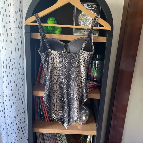 nip tuck nwt snake print swimsuit - Picture 5 of 5